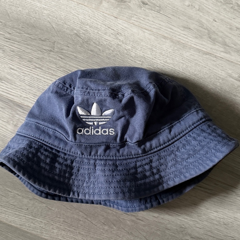 Adidas bucket hat child’s one size